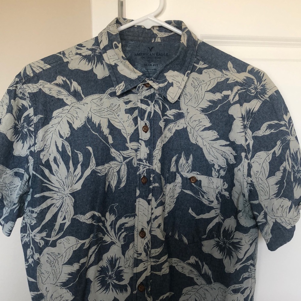 Blue Hawaiian short sleeve button up.